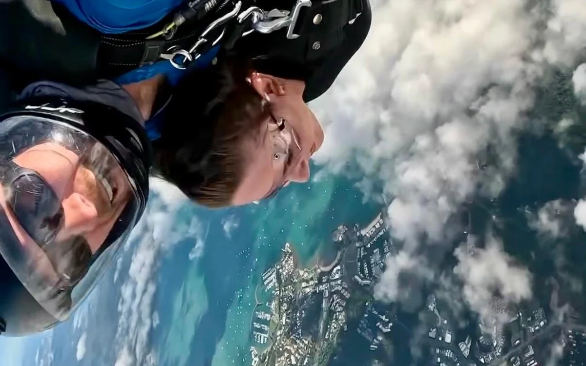 Una coppia in tandem in caduta libera, l'istruttore dietro il passeggero
